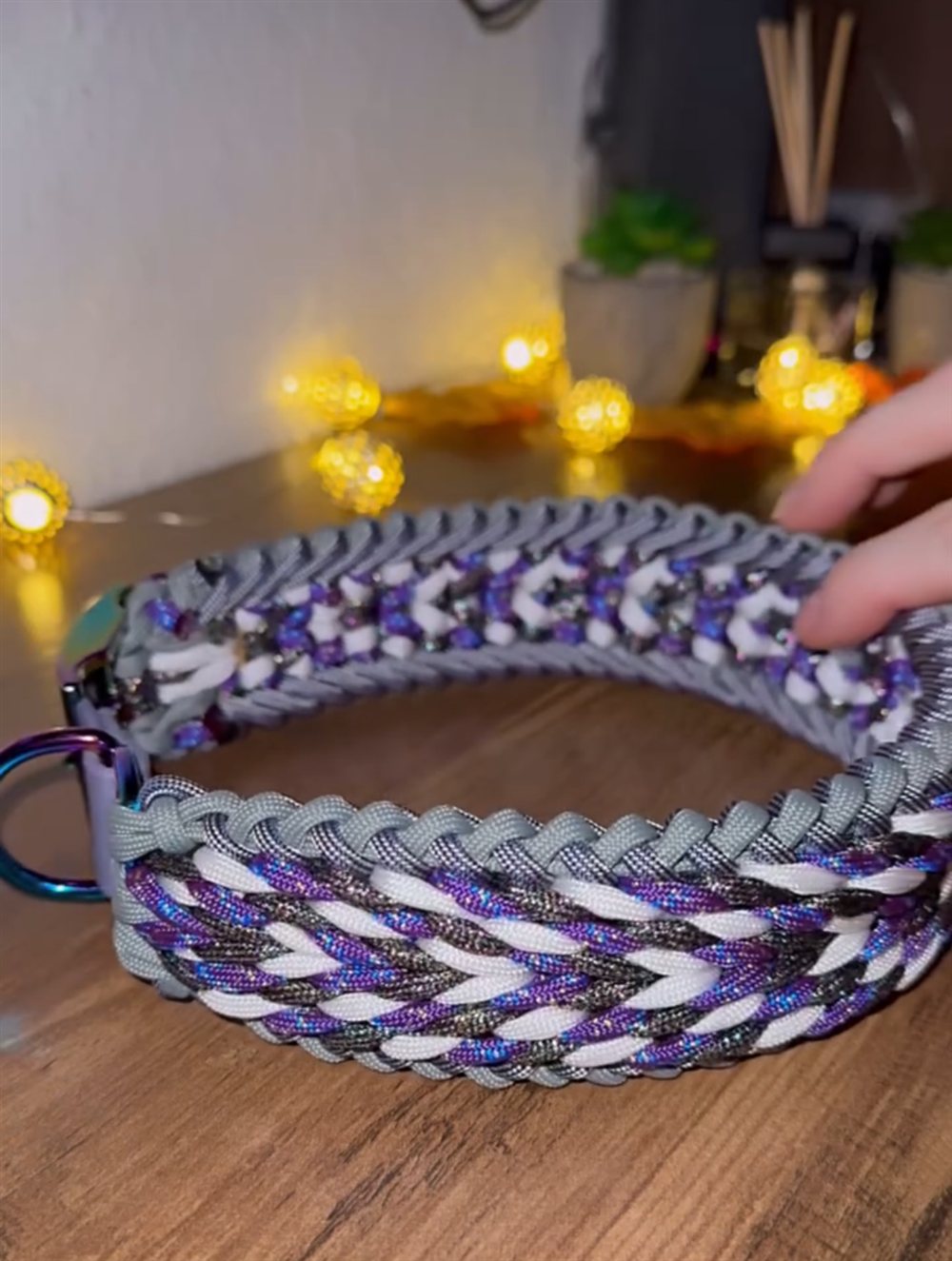 Paracord-Halsband in Grau, Flieder und Weiß, Fischgrät-Muster