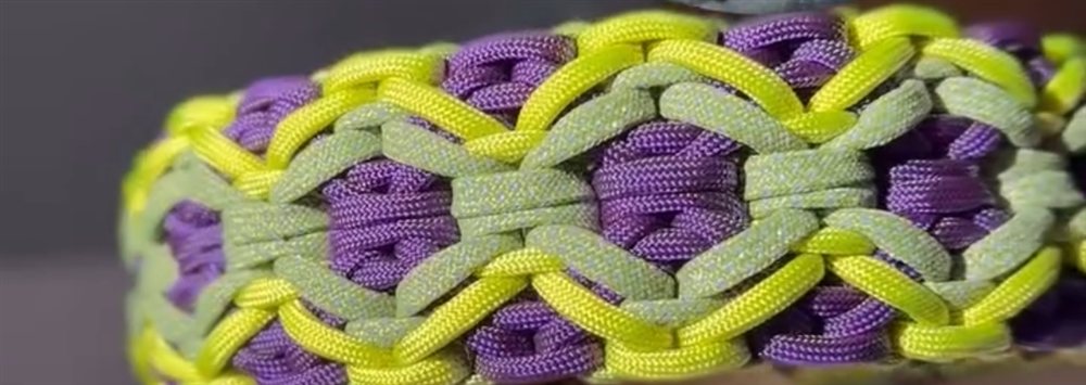 Paracord-Halsband in Flieder, Grün und Weiß, Karo-Muster, Nahaufnahme